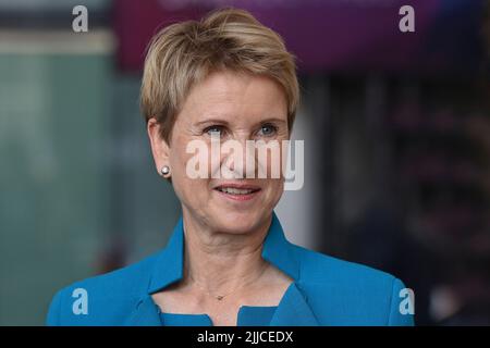 Susanne KLATTEN (reichste Frau in Deutschland), Einzelbild, Einzelbild geschnitten, Porträt, Porträt, Hochformat. Jubiläumsveranstaltung ?50 Jahre BMW Hochhaus? Am 22.. Juli 2022 in München ?SVEN SIMON Fotoagentur GmbH & Co. Pressefoto KG # Prinzessin-Luise-Str. 41 # 45479 M uelheim / R uhr # Tel 0208/9413250 # Fax. 0208/9413260 # GLS Bank # BLZ 430 609 67 # Konto 4030 025 100 # IBAN DE75 4306 0967 4030 0251 00 # BIC GENODEM1GLS # www.svensimon.net. Stockfoto