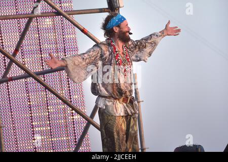 Roma, Italien. 23.. Juli 2022. Der italienische Sänger Jovanotti Pseudonym von Lorenzo Cherubini während des Konzerts am Strand von Marina di Cerveteri. (Rom Italien. 23. Juli 2022 Quelle: dpa/Alamy Live News Stockfoto