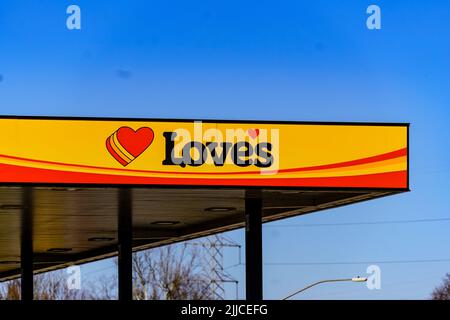 Hummelstown, PA, USA - 23. Februar 2020: Love's Travel Stops & Country Stores ist eine nordamerikanische familienbetriebene Kette von mehr als 450 Lkw-Haltestellen und -Geschäften Stockfoto