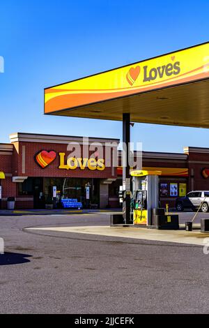 Hummelstown, PA, USA - 23. Februar 2020: Love's Travel Stops & Country Stores ist eine nordamerikanische familienbetriebene Kette von mehr als 450 Lkw-Haltestellen und -Geschäften Stockfoto