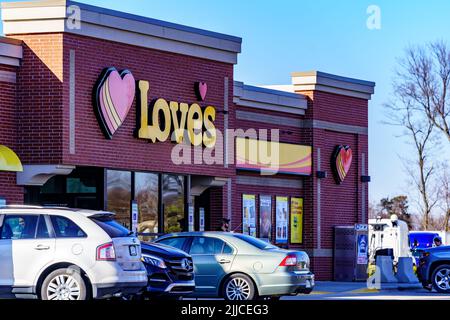 Hummelstown, PA, USA - 23. Februar 2020: Love's Travel Stops & Country Stores ist eine nordamerikanische familienbetriebene Kette von mehr als 450 Lkw-Haltestellen und -Geschäften Stockfoto