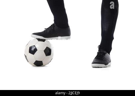 Beine von Fußballspieler Nahaufnahme und Ball isoliert auf weißem Hintergrund Stockfoto