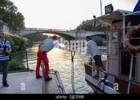 Roma fiume Tevere ponte Garibaldi processione della Madonna Fiumarola Stockfoto