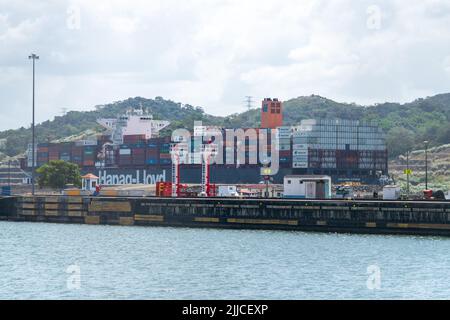 Ein Schiff, das durch den Panamakanal, Panama, fährt Stockfoto