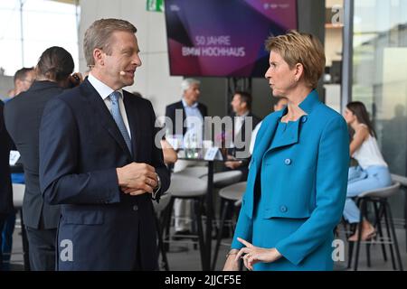 BMW Management Chairman Oliver ZIPSE mit Susanne KLATTEN (reichste Frau Deutschlands), Jubiläumsveranstaltung ?50 Jahre BMW Hochhaus? Am 22.. Juli 2022 in München ?SVEN SIMON Fotoagentur GmbH & Co. Pressefoto KG # Prinzessin-Luise-Str. 41 # 45479 M uelheim / R uhr # Tel 0208/9413250 # Fax. 0208/9413260 # GLS Bank # BLZ 430 609 67 # Konto 4030 025 100 # IBAN DE75 4306 0967 4030 0251 00 # BIC GENODEM1GLS # www.svensimon.net. Stockfoto