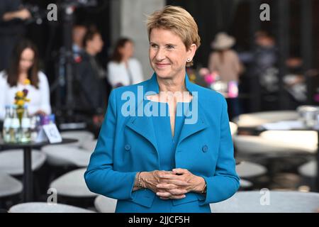 Susanne KLATTEN (reichste Frau in Deutschland), Einzelbild, Einzelmotiv geschnitten, Halbfigur, Halbfigur. Jubiläumsveranstaltung ?50 Jahre BMW Hochhaus? Am 22.. Juli 2022 in München ?SVEN SIMON Fotoagentur GmbH & Co. Pressefoto KG # Prinzessin-Luise-Str. 41 # 45479 M uelheim / R uhr # Tel 0208/9413250 # Fax. 0208/9413260 # GLS Bank # BLZ 430 609 67 # Konto 4030 025 100 # IBAN DE75 4306 0967 4030 0251 00 # BIC GENODEM1GLS # www.svensimon.net. Stockfoto