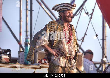 Roma, Italien. 23.. Juli 2022. Der italienische Sänger Jovanotti Pseudonym von Lorenzo Cherubini während des Konzerts am Strand von Marina di Cerveteri. (Rom Italien. 23. Juli 2022 Quelle: dpa/Alamy Live News Stockfoto