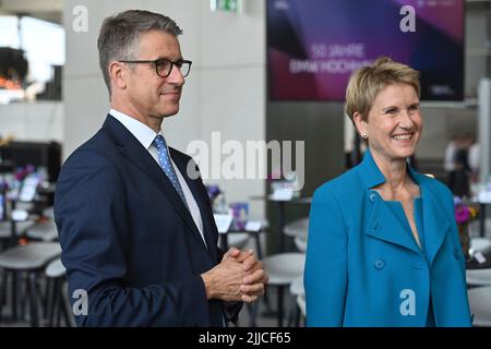 Von links: Stefan QUANDT (Unternehmer und Großaktionär BMW), Susanne KLATTEN (reichste Frau Deutschlands), (Unternehmerin und Großaktionärin BMW), Jubiläumsveranstaltung ?50 Jahre BMW Hochhaus? Am 22.. Juli 2022 in München ?SVEN SIMON Fotoagentur GmbH & Co. Pressefoto KG # Prinzessin-Luise-Str. 41 # 45479 M uelheim / R uhr # Tel 0208/9413250 # Fax. 0208/9413260 # GLS Bank # BLZ 430 609 67 # Konto 4030 025 100 # IBAN DE75 4306 0967 4030 0251 00 # BIC GENODEM1GLS # www.svensimon.net. Stockfoto