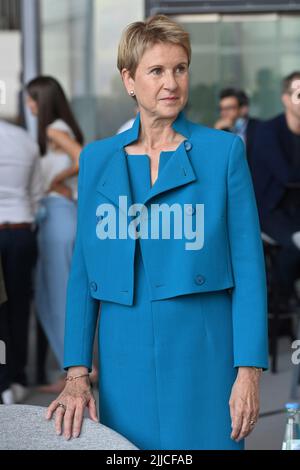 Susanne KLATTEN (reichste Frau Deutschlands), (Unternehmerin und Großaktionärin BMW), Einzelbild, Schnitt Einzelmotiv, Halbfigur, Halbfigur. Jubiläumsveranstaltung ?50 Jahre BMW Hochhaus? Am 22.. Juli 2022 in München ?SVEN SIMON Fotoagentur GmbH & Co. Pressefoto KG # Prinzessin-Luise-Str. 41 # 45479 M uelheim/R uhr # Tel 0208/9413250 # Fax. 0208/9413260 # GLS Bank # BLZ 430 609 67 # Konto 4030 025 100 # IBAN DE75 4306 0967 4030 0251 00 # BIC GENODEM1GLS # www.svensimon.net. Stockfoto
