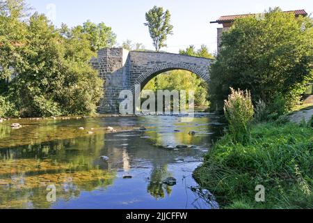 Mittelalterliche Brücke Puenta da la Rabia über den Fluss Arga bei Zubiri in Nordspanien Stockfoto