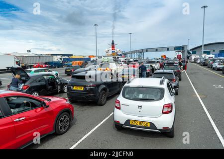 Fahrzeuge, die auf eine Stena Line Fähre von Cairnryan nach Belfast, Schottland, Großbritannien, warten. Stockfoto