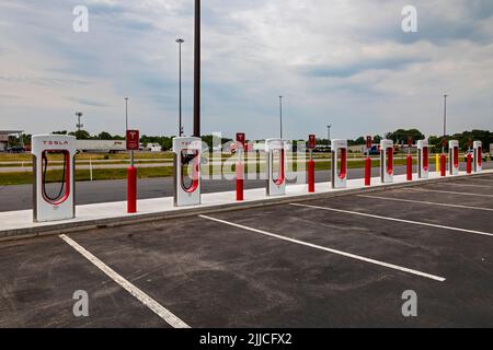 Elkhart, Indiana - Ladestationen für Tesla-Elektrofahrzeuge an einem Rastplatz an der Indiana toll Road. Stockfoto