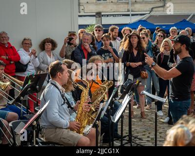 La rochelle, Frankreich, Juli 2022. Musiker spielen live in den Straßen von La Rochelle, die Atmosphäre des Urlaubs und Entspannung mit Musik, ein Anziehen Stockfoto