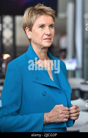 Susanne KLATTEN (reichste Frau Deutschlands), (Unternehmerin und Großaktionärin BMW), Einzelbild, Schnitt Einzelmotiv, Halbfigur, Halbfigur. Jubiläumsveranstaltung ?50 Jahre BMW Hochhaus? Am 22.. Juli 2022 in München ?SVEN SIMON Fotoagentur GmbH & Co. Pressefoto KG # Prinzessin-Luise-Str. 41 # 45479 M uelheim/R uhr # Tel 0208/9413250 # Fax. 0208/9413260 # GLS Bank # BLZ 430 609 67 # Konto 4030 025 100 # IBAN DE75 4306 0967 4030 0251 00 # BIC GENODEM1GLS # www.svensimon.net. Stockfoto