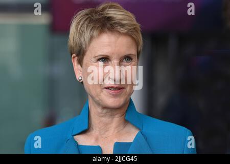 Susanne KLATTEN (reichste Frau in Deutschland), (Unternehmerin und Großaktionärin BMW), Einzelbild, Einzelmotiv geschnitten, Porträt, Porträt, Hochformat. Jubiläumsveranstaltung ?50 Jahre BMW Hochhaus? Am 22.. Juli 2022 in München ?SVEN SIMON Fotoagentur GmbH & Co. Pressefoto KG # Prinzessin-Luise-Str. 41 # 45479 M uelheim/R uhr # Tel 0208/9413250 # Fax. 0208/9413260 # GLS Bank # BLZ 430 609 67 # Konto 4030 025 100 # IBAN DE75 4306 0967 4030 0251 00 # BIC GENODEM1GLS # www.svensimon.net. Stockfoto