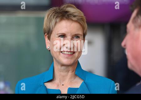 Susanne KLATTEN (reichste Frau in Deutschland), (Unternehmerin und Großaktionärin BMW), Einzelbild, Einzelmotiv geschnitten, Porträt, Porträt, Hochformat. Jubiläumsveranstaltung ?50 Jahre BMW Hochhaus? Am 22.. Juli 2022 in München ?SVEN SIMON Fotoagentur GmbH & Co. Pressefoto KG # Prinzessin-Luise-Str. 41 # 45479 M uelheim/R uhr # Tel 0208/9413250 # Fax. 0208/9413260 # GLS Bank # BLZ 430 609 67 # Konto 4030 025 100 # IBAN DE75 4306 0967 4030 0251 00 # BIC GENODEM1GLS # www.svensimon.net. Stockfoto