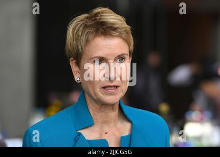 Susanne KLATTEN (reichste Frau in Deutschland), (Unternehmerin und Großaktionärin BMW), Einzelbild, Einzelmotiv geschnitten, Porträt, Porträt, Hochformat. Jubiläumsveranstaltung ?50 Jahre BMW Hochhaus? Am 22.. Juli 2022 in München ?SVEN SIMON Fotoagentur GmbH & Co. Pressefoto KG # Prinzessin-Luise-Str. 41 # 45479 M uelheim/R uhr # Tel 0208/9413250 # Fax. 0208/9413260 # GLS Bank # BLZ 430 609 67 # Konto 4030 025 100 # IBAN DE75 4306 0967 4030 0251 00 # BIC GENODEM1GLS # www.svensimon.net. Stockfoto