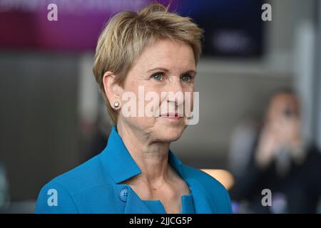 Susanne KLATTEN (reichste Frau in Deutschland), (Unternehmerin und Großaktionärin BMW), Einzelbild, Einzelmotiv geschnitten, Porträt, Porträt, Hochformat. Jubiläumsveranstaltung ?50 Jahre BMW Hochhaus? Am 22.. Juli 2022 in München ?SVEN SIMON Fotoagentur GmbH & Co. Pressefoto KG # Prinzessin-Luise-Str. 41 # 45479 M uelheim/R uhr # Tel 0208/9413250 # Fax. 0208/9413260 # GLS Bank # BLZ 430 609 67 # Konto 4030 025 100 # IBAN DE75 4306 0967 4030 0251 00 # BIC GENODEM1GLS # www.svensimon.net. Stockfoto