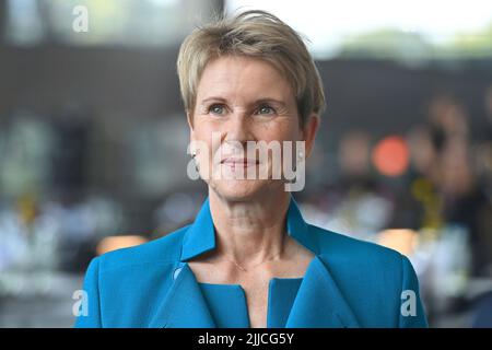Susanne KLATTEN (reichste Frau in Deutschland), (Unternehmerin und Großaktionärin BMW), Einzelbild, Einzelmotiv geschnitten, Porträt, Porträt, Hochformat. Jubiläumsveranstaltung ?50 Jahre BMW Hochhaus? Am 22.. Juli 2022 in München ?SVEN SIMON Fotoagentur GmbH & Co. Pressefoto KG # Prinzessin-Luise-Str. 41 # 45479 M uelheim/R uhr # Tel 0208/9413250 # Fax. 0208/9413260 # GLS Bank # BLZ 430 609 67 # Konto 4030 025 100 # IBAN DE75 4306 0967 4030 0251 00 # BIC GENODEM1GLS # www.svensimon.net. Stockfoto