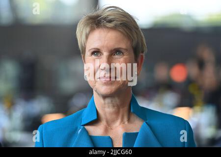 Susanne KLATTEN (reichste Frau in Deutschland), (Unternehmerin und Großaktionärin BMW), Einzelbild, Einzelmotiv geschnitten, Porträt, Porträt, Hochformat. Jubiläumsveranstaltung ?50 Jahre BMW Hochhaus? Am 22.. Juli 2022 in München ?SVEN SIMON Fotoagentur GmbH & Co. Pressefoto KG # Prinzessin-Luise-Str. 41 # 45479 M uelheim/R uhr # Tel 0208/9413250 # Fax. 0208/9413260 # GLS Bank # BLZ 430 609 67 # Konto 4030 025 100 # IBAN DE75 4306 0967 4030 0251 00 # BIC GENODEM1GLS # www.svensimon.net. Stockfoto