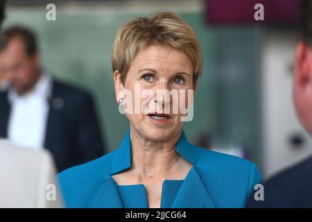Susanne KLATTEN (reichste Frau in Deutschland), (Unternehmerin und Großaktionärin BMW), Einzelbild, Einzelmotiv geschnitten, Porträt, Porträt, Hochformat. Jubiläumsveranstaltung ?50 Jahre BMW Hochhaus? Am 22.. Juli 2022 in München ?SVEN SIMON Fotoagentur GmbH & Co. Pressefoto KG # Prinzessin-Luise-Str. 41 # 45479 M uelheim/R uhr # Tel 0208/9413250 # Fax. 0208/9413260 # GLS Bank # BLZ 430 609 67 # Konto 4030 025 100 # IBAN DE75 4306 0967 4030 0251 00 # BIC GENODEM1GLS # www.svensimon.net. Stockfoto