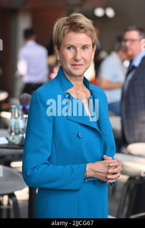 Susanne KLATTEN (reichste Frau Deutschlands), (Unternehmerin und Großaktionärin BMW), Einzelbild, Schnitt Einzelmotiv, Halbfigur, Halbfigur. Jubiläumsveranstaltung ?50 Jahre BMW Hochhaus? Am 22.. Juli 2022 in München ?SVEN SIMON Fotoagentur GmbH & Co. Pressefoto KG # Prinzessin-Luise-Str. 41 # 45479 M uelheim/R uhr # Tel 0208/9413250 # Fax. 0208/9413260 # GLS Bank # BLZ 430 609 67 # Konto 4030 025 100 # IBAN DE75 4306 0967 4030 0251 00 # BIC GENODEM1GLS # www.svensimon.net. Stockfoto
