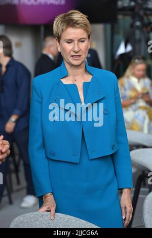 Susanne KLATTEN (reichste Frau Deutschlands), (Unternehmerin und Großaktionärin BMW), Einzelbild, Schnitt Einzelmotiv, Halbfigur, Halbfigur. Jubiläumsveranstaltung ?50 Jahre BMW Hochhaus? Am 22.. Juli 2022 in München ?SVEN SIMON Fotoagentur GmbH & Co. Pressefoto KG # Prinzessin-Luise-Str. 41 # 45479 M uelheim/R uhr # Tel 0208/9413250 # Fax. 0208/9413260 # GLS Bank # BLZ 430 609 67 # Konto 4030 025 100 # IBAN DE75 4306 0967 4030 0251 00 # BIC GENODEM1GLS # www.svensimon.net. Stockfoto
