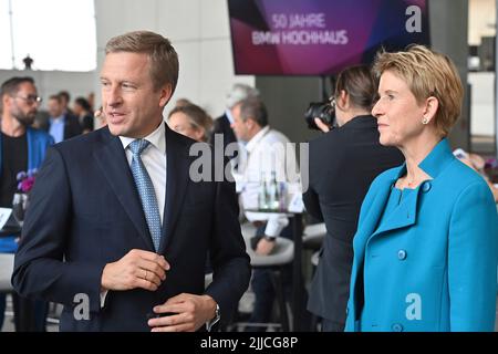 Von links: Oliver ZIPSE (BMW-Vorsitzender), Susanne KLATTEN (reichste Frau Deutschlands), (Unternehmerin und Großaktionärin BMW), Jubiläumsveranstaltung ?50 Jahre BMW Hochhaus? Am 22.. Juli 2022 in München ?SVEN SIMON Fotoagentur GmbH & Co. Pressefoto KG # Prinzessin-Luise-Str. 41 # 45479 M uelheim/R uhr # Tel 0208/9413250 # Fax. 0208/9413260 # GLS Bank # BLZ 430 609 67 # Konto 4030 025 100 # IBAN DE75 4306 0967 4030 0251 00 # BIC GENODEM1GLS # www.svensimon.net. Stockfoto
