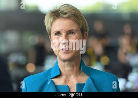 Susanne KLATTEN (reichste Frau in Deutschland), (Unternehmerin und Großaktionärin BMW), Einzelbild, Einzelmotiv geschnitten, Porträt, Porträt, Hochformat. Jubiläumsveranstaltung ?50 Jahre BMW Hochhaus? Am 22.. Juli 2022 in München ?SVEN SIMON Fotoagentur GmbH & Co. Pressefoto KG # Prinzessin-Luise-Str. 41 # 45479 M uelheim/R uhr # Tel 0208/9413250 # Fax. 0208/9413260 # GLS Bank # BLZ 430 609 67 # Konto 4030 025 100 # IBAN DE75 4306 0967 4030 0251 00 # BIC GENODEM1GLS # www.svensimon.net. Stockfoto