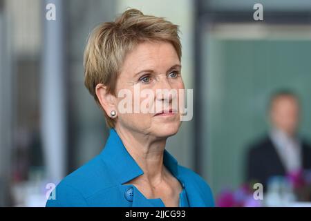 Susanne KLATTEN (reichste Frau in Deutschland), (Unternehmerin und Großaktionärin BMW), Einzelbild, Einzelmotiv geschnitten, Porträt, Porträt, Hochformat. Jubiläumsveranstaltung ?50 Jahre BMW Hochhaus? Am 22.. Juli 2022 in München ?SVEN SIMON Fotoagentur GmbH & Co. Pressefoto KG # Prinzessin-Luise-Str. 41 # 45479 M uelheim/R uhr # Tel 0208/9413250 # Fax. 0208/9413260 # GLS Bank # BLZ 430 609 67 # Konto 4030 025 100 # IBAN DE75 4306 0967 4030 0251 00 # BIC GENODEM1GLS # www.svensimon.net. Stockfoto
