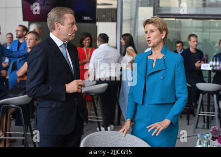 Von links: BMW-Vorstandsvorsitzender Oliver ZIPSE, Susanne KLATTEN (reichste Frau Deutschlands), (Unternehmerin und Großaktionärin BMW), Jubiläumsveranstaltung ?50 Jahre BMW Hochhaus? Am 22.. Juli 2022 in München ?SVEN SIMON Fotoagentur GmbH & Co. Pressefoto KG # Prinzessin-Luise-Str. 41 # 45479 M uelheim/R uhr # Tel 0208/9413250 # Fax. 0208/9413260 # GLS Bank # BLZ 430 609 67 # Konto 4030 025 100 # IBAN DE75 4306 0967 4030 0251 00 # BIC GENODEM1GLS # www.svensimon.net. Stockfoto