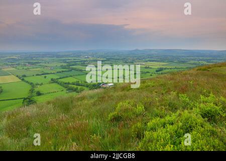 Landschaftsansicht von Carlton Bank mit Blick auf Roseberry Topping, North Yorkshire Moors National Park, England, Großbritannien. Stockfoto