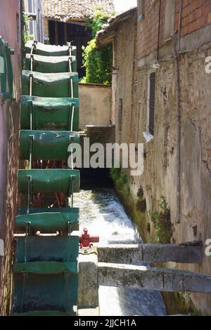 Alte typische Wassermühle in Capergnanica, in der Provinz Cremona, Lombardei, Italien Stockfoto