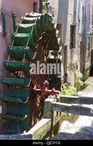 Alte typische Wassermühle in Capergnanica, in der Provinz Cremona, Lombardei, Italien Stockfoto