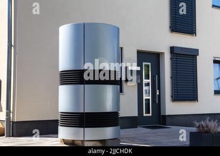 Luft- und Wasser-Wärmepumpe auf einem neuen Wohnheim Stockfoto