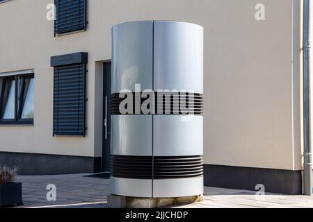 Luft- und Wasser-Wärmepumpe auf einem neuen Wohnheim Stockfoto