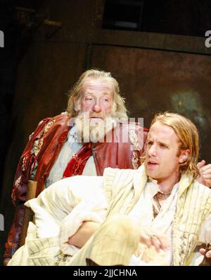 l-r: David Warner (Sir John Falstaff), Geoffrey Streatfeild (Prince Henry / Hal) in HENRY IV Teil i von Shakespeare bei der Royal Shakespeare Company (RSC), Courtyard Theatre, Stratford-upon-Avon, England 16/08/2007 Bühnenbild: Tom Piper Kostüme: Emma Williams Beleuchtung: Heather Carson Kämpfe: Terry King Bewegung: Liz Ranken Regie: Michael Boyd Stockfoto