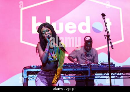 22. Juli 2022: Der in Großbritannien lebende Sänger Kahrein tritt beim Bluedot Festival , Jodrell Bank, Großbritannien, Cheshire auf (Foto: © Andy von Pip/ZUMA Press Wire) Stockfoto