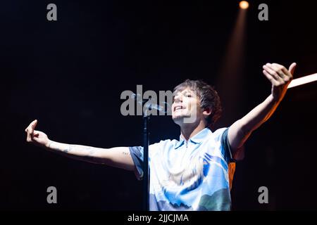 25. Juli 2022: MELBOURNE AUSTRALIEN - 25. JULI: Louis Tomlinson tritt am 25. Juli 2022 in einer ausverkauften Margaret Court Arena in Melbourne, Australien, auf. (Bild: © Chris Putnam/ZUMA Press Wire) Stockfoto