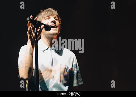 25. Juli 2022: MELBOURNE AUSTRALIEN - 25. JULI: Louis Tomlinson tritt am 25. Juli 2022 in einer ausverkauften Margaret Court Arena in Melbourne, Australien, auf. (Bild: © Chris Putnam/ZUMA Press Wire) Stockfoto