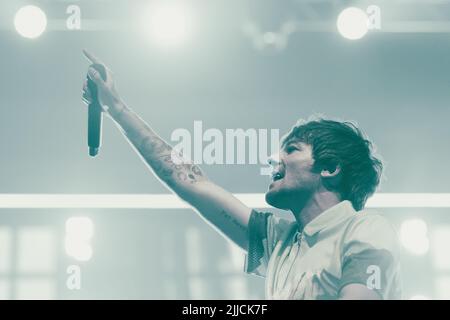 25. Juli 2022: MELBOURNE AUSTRALIEN - 25. JULI: Louis Tomlinson tritt am 25. Juli 2022 in einer ausverkauften Margaret Court Arena in Melbourne, Australien, auf. (Bild: © Chris Putnam/ZUMA Press Wire) Stockfoto