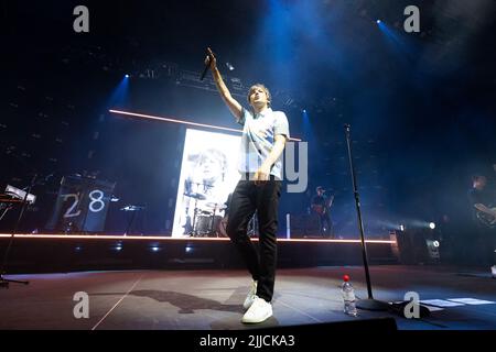 25. Juli 2022: MELBOURNE AUSTRALIEN - 25. JULI: Louis Tomlinson tritt am 25. Juli 2022 in einer ausverkauften Margaret Court Arena in Melbourne, Australien, auf. (Bild: © Chris Putnam/ZUMA Press Wire) Stockfoto