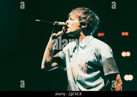 25. Juli 2022: MELBOURNE AUSTRALIEN - 25. JULI: Louis Tomlinson tritt am 25. Juli 2022 in einer ausverkauften Margaret Court Arena in Melbourne, Australien, auf. (Bild: © Chris Putnam/ZUMA Press Wire) Stockfoto