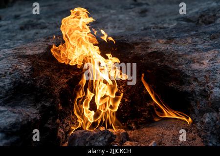 Das ewige oder ewige Feuer, Yanartas, wird vom Berg Chimera, der in der Nähe von Olympos in Antalya liegt, genannt. Brennendes Gestein aufgrund ständiger Erdgaslecks. Stockfoto