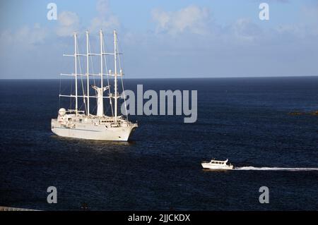 The Wind Star eine kleine 4-Mast Luxus-Segelyacht bei Anchor in der Bucht von Basseterre, St. Kitts & Nevis in der Karibik. Stockfoto
