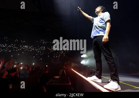 25. Juli 2022: MELBOURNE AUSTRALIEN - 25. JULI: Louis Tomlinson tritt am 25. Juli 2022 in einer ausverkauften Margaret Court Arena in Melbourne, Australien, auf. (Bild: © Chris Putnam/ZUMA Press Wire) Stockfoto