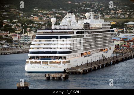 Regent Seven Seas Luxus-Passagierkreuzfahrtschiff „Splendor“, das auf einem Anlegesteg in Basseterre, St. Kitts und Nevis in der Karibik vertäut ist. Stockfoto