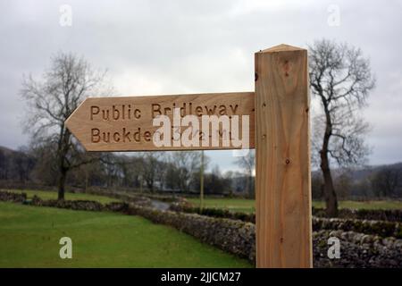 Hölzerner Wegweiser für öffentliche Überführung nach Buckden in Wharfedale von Litton in Littondale, Yorkshire Dales National Park, England, Großbritannien. Stockfoto