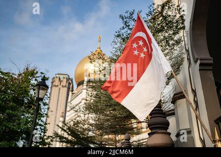 Flagge Singapurs vor der Sultan-Moschee Stockfoto