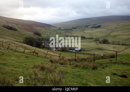 Das Bauerndorf von Halton Gill in Littondale vom Weg nach Raisgill in Langstrothdale, Yorkshire Dales National Park, England, Großbritannien. Stockfoto